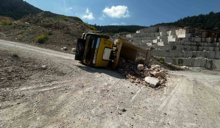 Bilecik’te taş yüklü kamyon devrildi: 2 yaralı