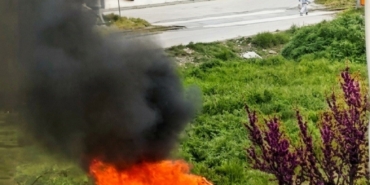 Boş arsada yakılan koltuklar paniğe yol açtı