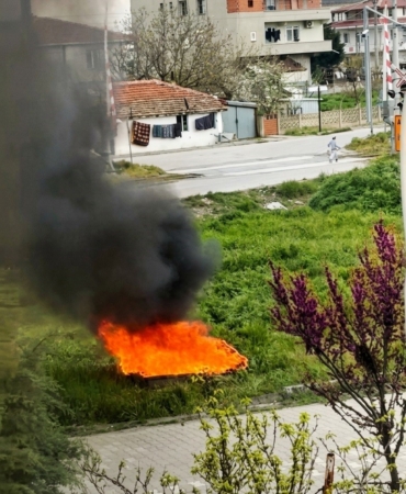 Boş arsada yakılan koltuklar paniğe yol açtı