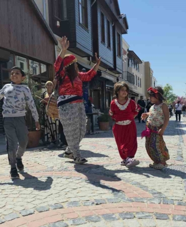 Romanlardan Kakava çağrısı: Şehir 9/8’lik ritimlerle şenlendi