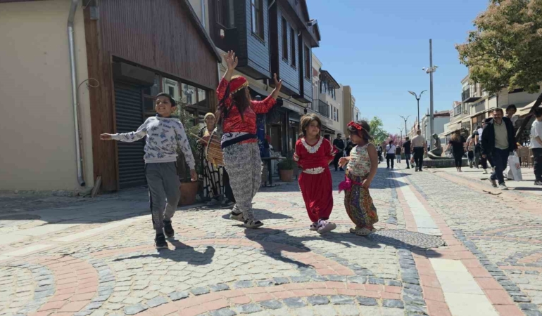 Romanlardan Kakava çağrısı: Şehir 9/8’lik ritimlerle şenlendi