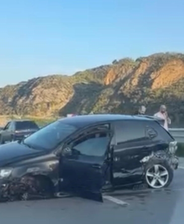 Balıkesir’de trafik kazası; araç bariyerlere çarptı