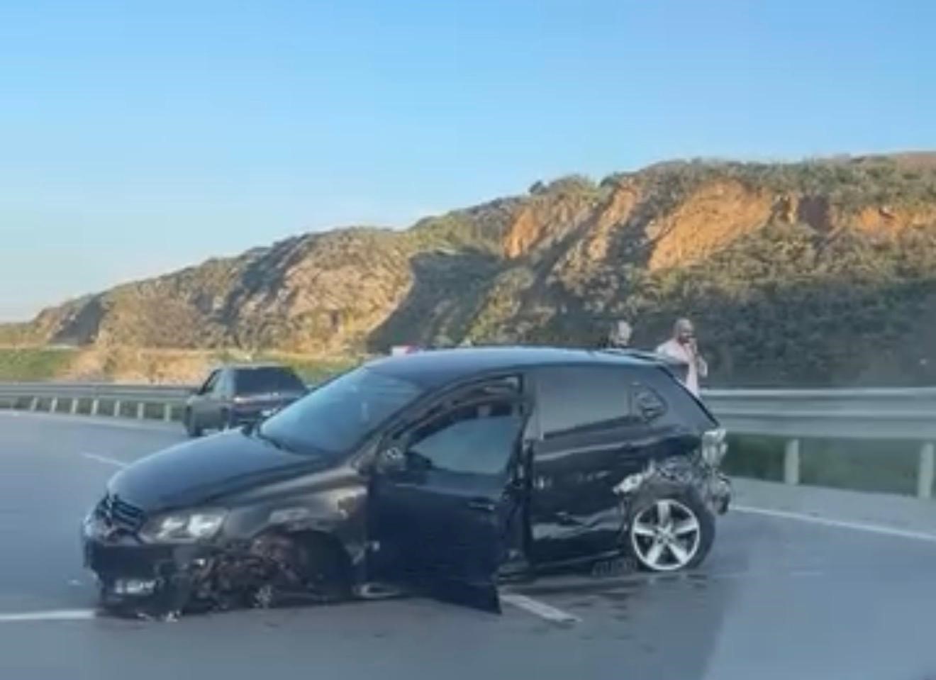 Balıkesir’de trafik kazası; araç bariyerlere çarptı