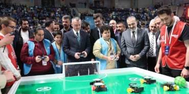 Başkan Büyükakın ve Kocaelisporlu futbolcular "robot futbolu" oynadı