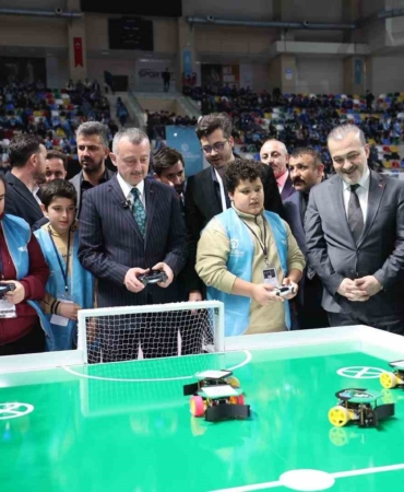 Başkan Büyükakın ve Kocaelisporlu futbolcular "robot futbolu" oynadı