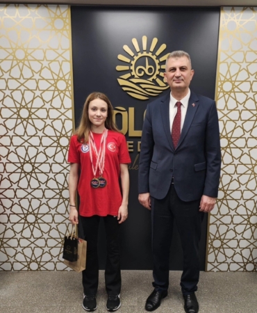 Şampiyon milli yüzücü Alara sevincini Başkan Sezer ile paylaştı