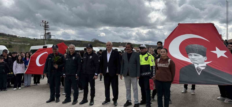 Kavga ihbarı üzerine geldiler, alkışlarla karşılandılar