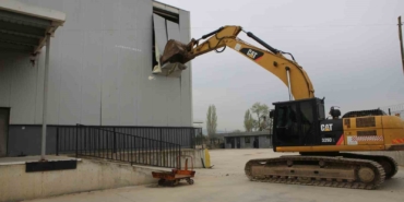 Nilüfer’de 4 bin metrekarelik kaçak depo yıkıldı