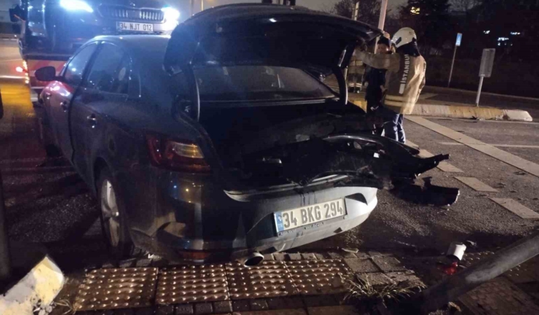 Kartal’da iki otomobil çarpıştı: 2 yaralı