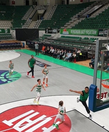 Bursaspor Basketbol Takımı’nı 1.20’lik minikler terletti