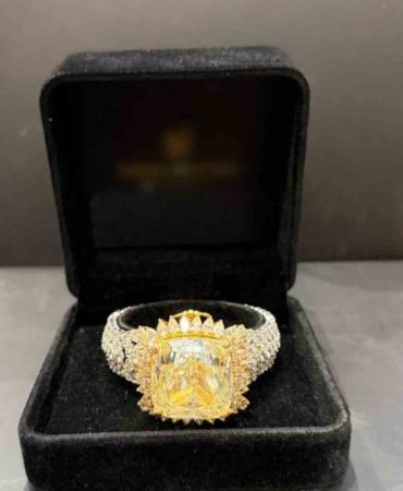 Kapalıçarşı’da düzenlenen operasyonda 3 milyon dolar değerinde 80 karat pırlanta yüzük ele geçirildi