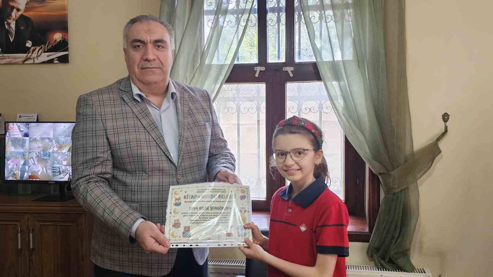 Bandırma’da kütüphane haftasında örnek öğrencilere ödül