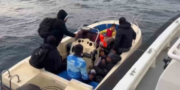 Ayvacık açıklarında 13 kaçak göçmen ile 2 organizatör yakalandı