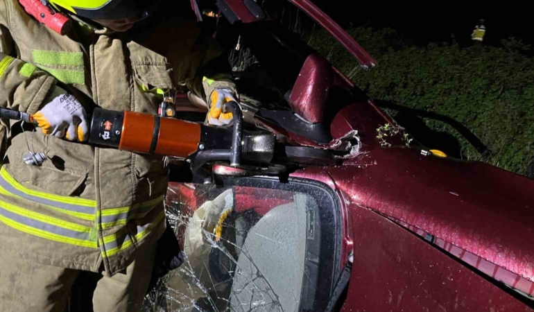 Gönen’de meydana gelen kazada araçta sıkışan şahıs kurtarıldı