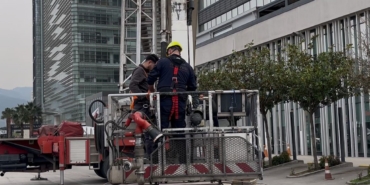 Dış cephede cam silerken asansör sistemi arıza yapınca mahsur kaldılar: İtfaiyenin müdahalesiyle kurtarıldılar