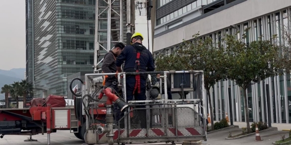 Dış cephede cam silerken asansör sistemi arıza yapınca mahsur kaldılar: İtfaiyenin müdahalesiyle kurtarıldılar