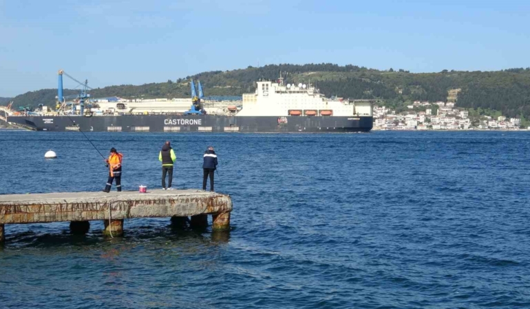 Derin denizlerde boru döşeme gemisi ’Castorone’, Çanakkale Boğazı’ndan geçti