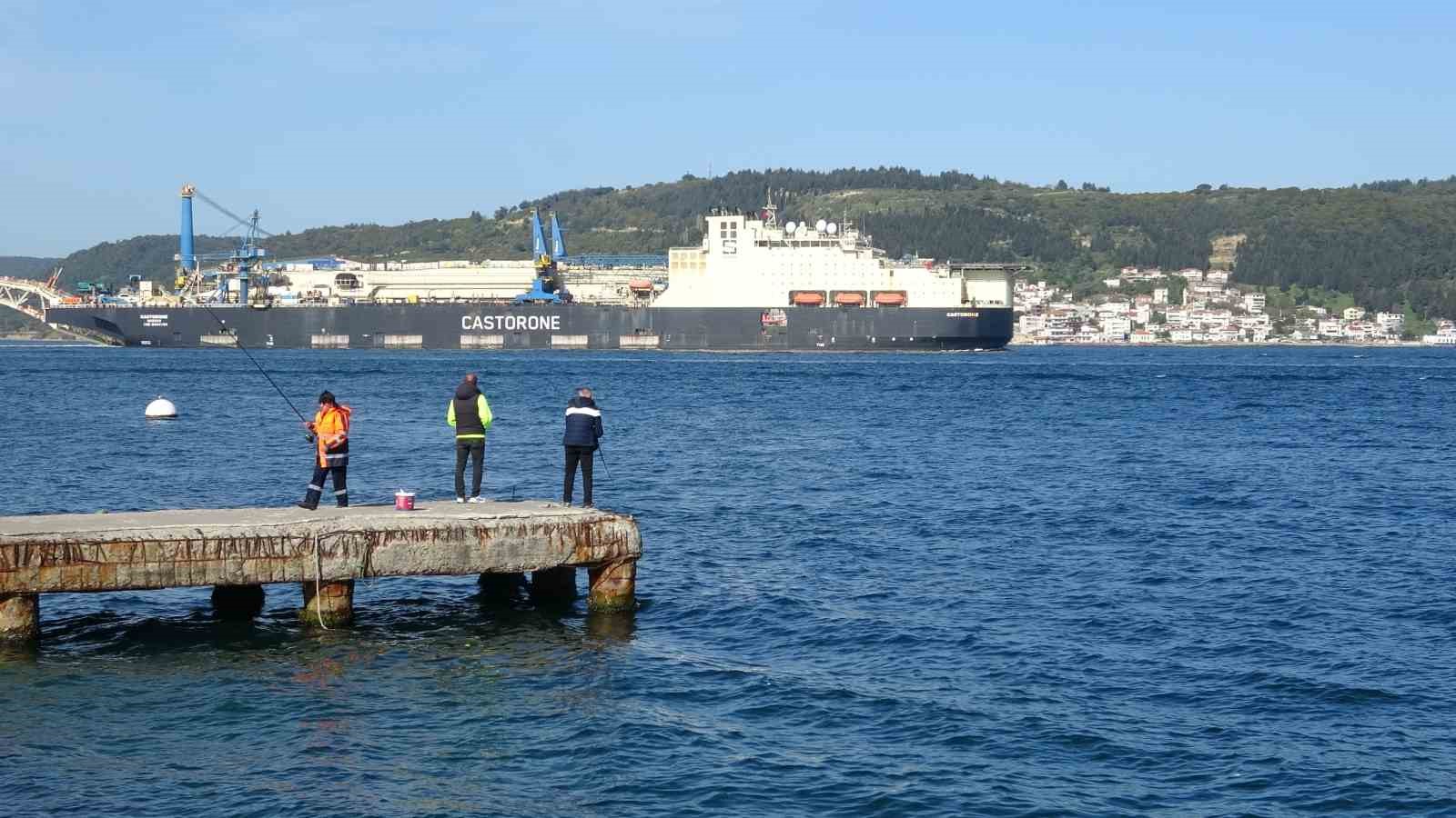 Derin denizlerde boru döşeme gemisi ’Castorone’, Çanakkale Boğazı’ndan geçti