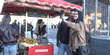 Sosyal Medyada yabancı turistlerin ilgi odağı olan kestaneci Alper Temel, "Amacım İstanbul’un ruhunu güzelliğini göstermek"
