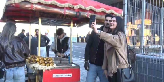 Sosyal Medyada yabancı turistlerin ilgi odağı olan kestaneci Alper Temel, "Amacım İstanbul’un ruhunu güzelliğini göstermek"