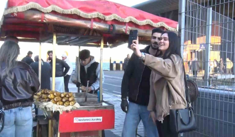Sosyal Medyada yabancı turistlerin ilgi odağı olan kestaneci Alper Temel, "Amacım İstanbul’un ruhunu güzelliğini göstermek"