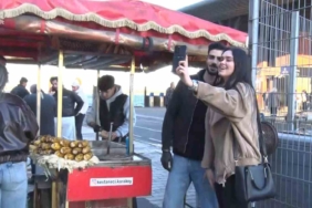 Sosyal Medyada yabancı turistlerin ilgi odağı olan kestaneci Alper Temel "Amacım İstanbul’un ruhunu güzelliğini göstermek"