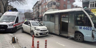Maltepe’de minibüs araca çarptı: Kaza anı kamerada