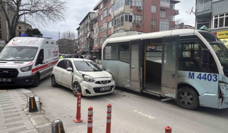 Maltepe’de minibüs araca çarptı: Kaza anı kamerada