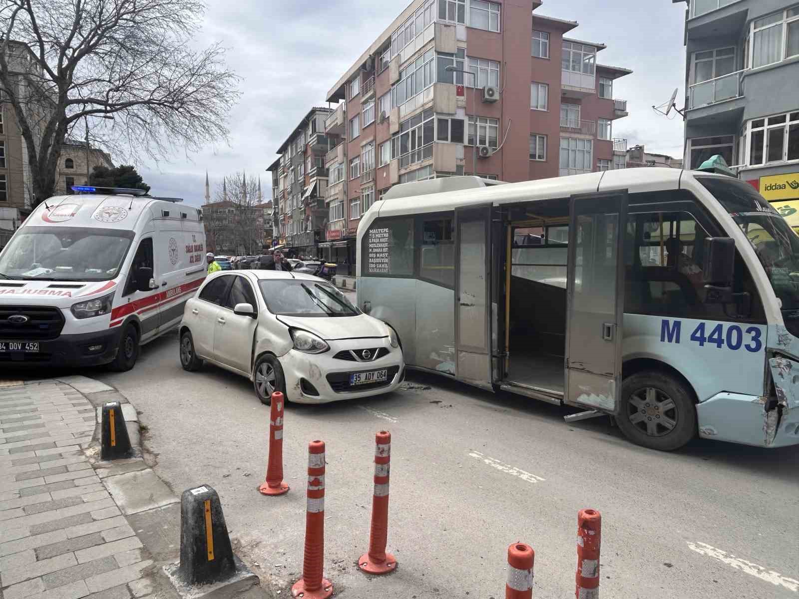 Maltepe’de minibüs araca çarptı: Kaza anı kamerada