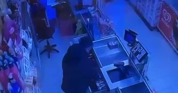 Marketten nakit para ve sigara çalan şüpheli kameralara yansıdı