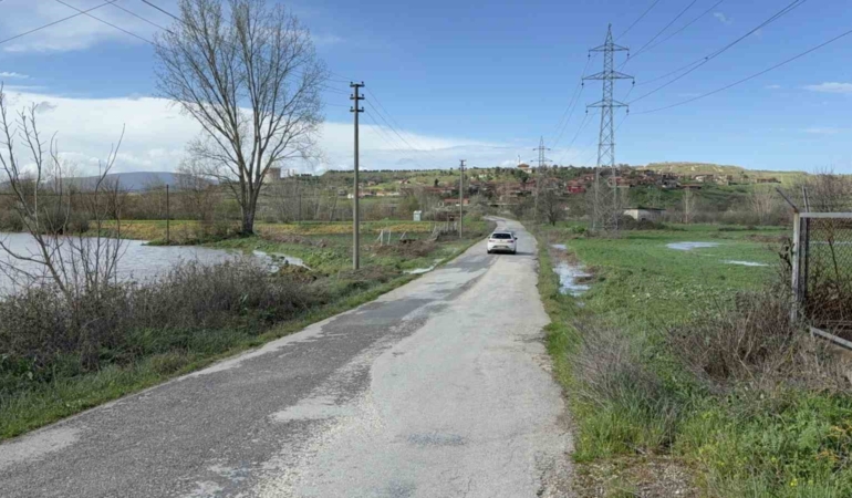 Çanakkale’de taşkın nedeniyle kapanan köy yolu ulaşıma açıldı