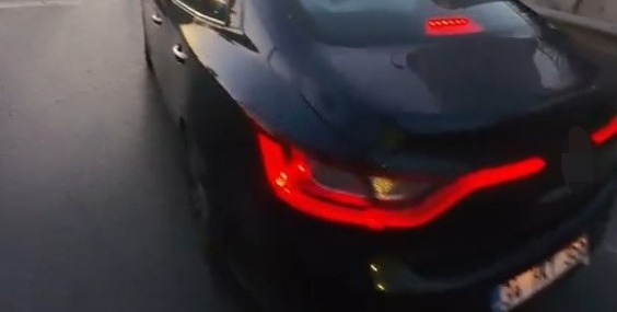 Pendik’te tehlikeli anlar: Yaya geçidinde yavaşlamayan sürücüye ceza yağdı