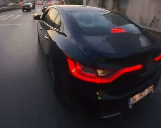 Pendik’te tehlikeli anlar: Yaya geçidinde yavaşlamayan sürücüye ceza yağdı