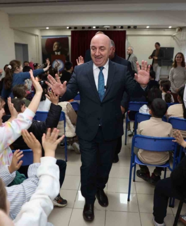 Belediye Başkanı Muzaffer Bıyık, ilkokul öğrencilerine yerel yönetimleri anlattı