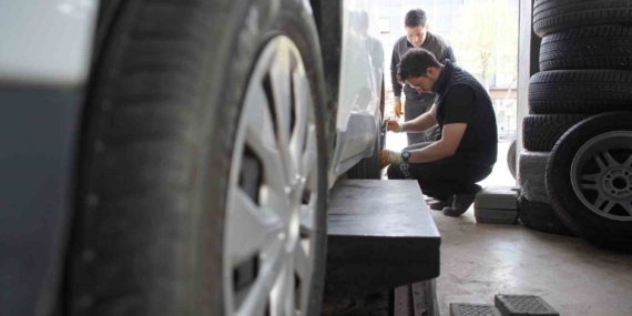 Kış lastiği zorunluluğu bitti, değişim mesaisi başladı: "Sıcaklar artmadan yaz lastiklerine geçiş yapılmalı"