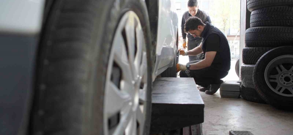 Kış lastiği zorunluluğu bitti, değişim mesaisi başladı: "Sıcaklar artmadan yaz lastiklerine geçiş yapılmalı"