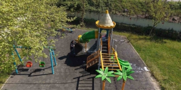 Çayırova’da parkların oyun grupları yıkanıyor