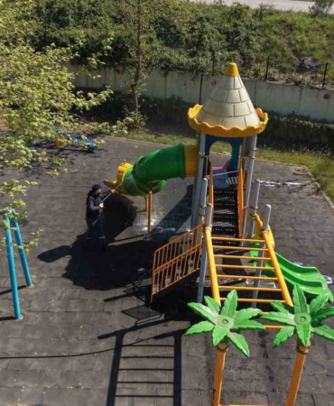 Çayırova’da parkların oyun grupları yıkanıyor