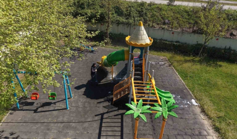 Çayırova’da parkların oyun grupları yıkanıyor