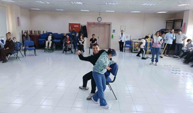 Burhaniye’de otizmliler için etkinlik düzenlendi
