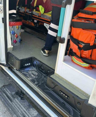 Kaza yapan kamyon sürücüsünün imdadına muhtar yetişti