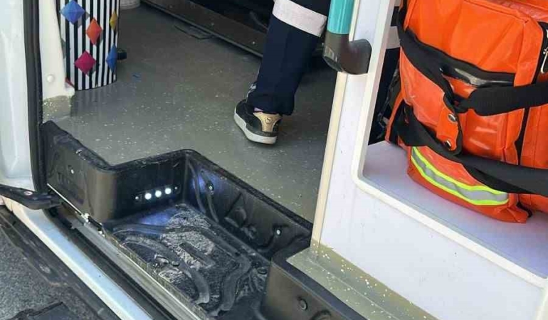 Kaza yapan kamyon sürücüsünün imdadına muhtar yetişti