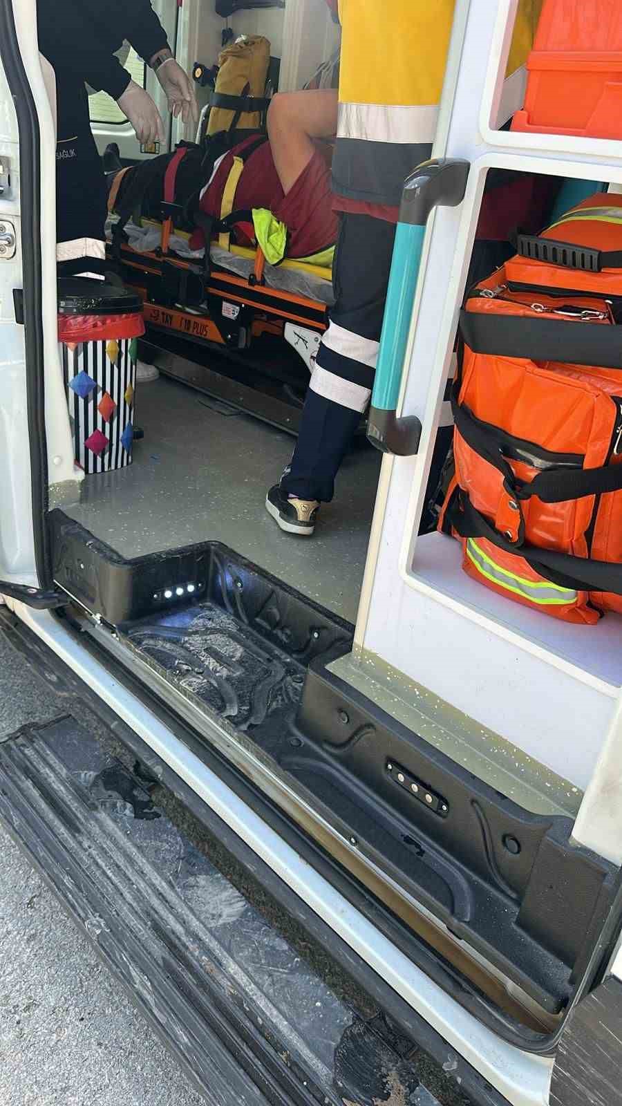 Kaza yapan kamyon sürücüsünün imdadına muhtar yetişti