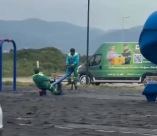 Tahteravalliye binen temizlik işçileri güldürdü