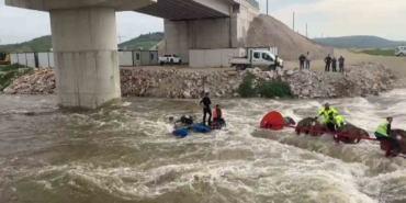 Dereyi traktörle geçmek isterken faciadan dönüldü: 10 işçi vinçle kurtarıldı