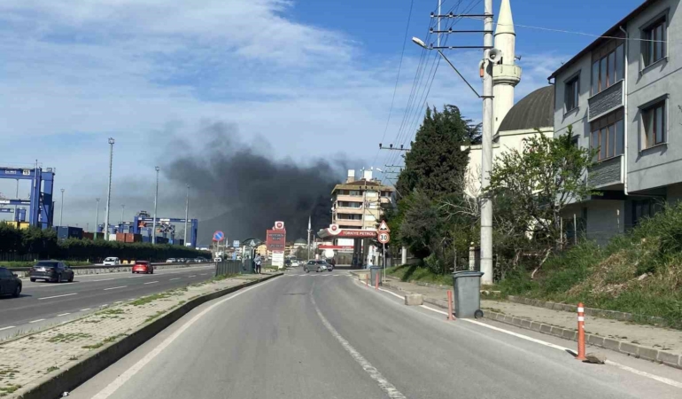 Kocaeli’de plastik ve promosyon fabrikası alevlere teslim oldu