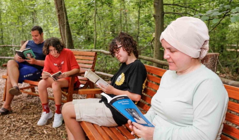 Orman Kütüphanesi’nde kuş sesleri eşliğinde okuma keyfi