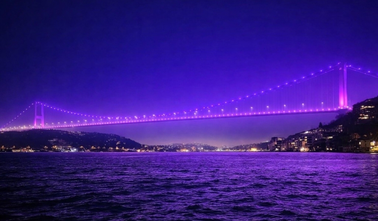 Galata Kulesi’ne "Kanserde Erken Teşhis Hayat Kurtarır" mesajı yansıtıldı