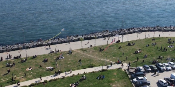 Avcılar’da havaların ısınmasını fırsat bilen vatandaşlar sahile akın etti