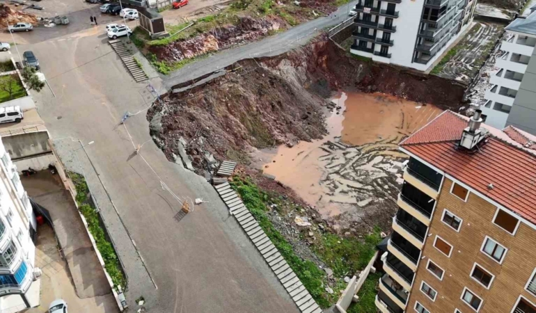 Edremit’te inşaat alanında toprak kayması